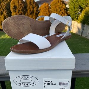 Steve Madden white donddi sandals. EUC.